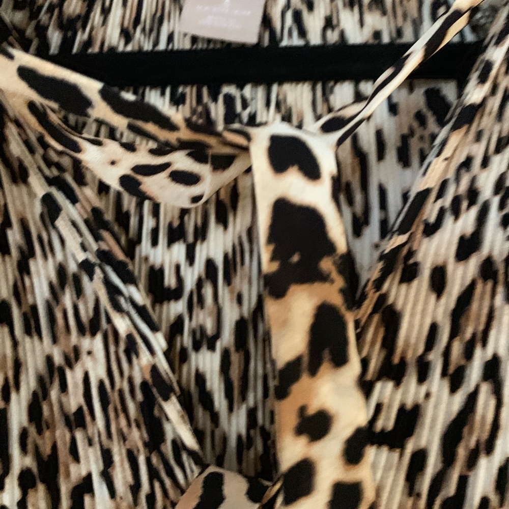 Leopard print blouse with tie and pleats